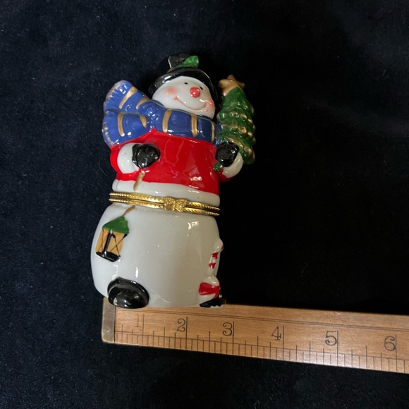 Greenbrier Porcelain Hinged Trinket Box, Snowman with Tree & Lantern. - Picture 11 of 12